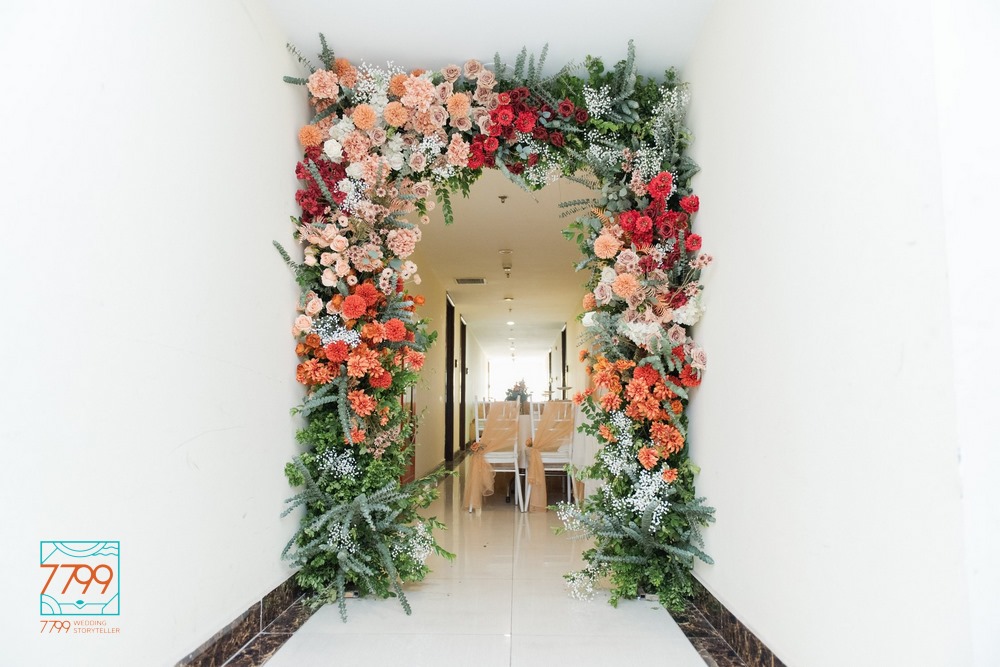 Cổng vuông, full hoa nổi bật sẽ là sự lựa chọn gây ấn tượng cho những vị khách mời ngay từ khi họ bước vào