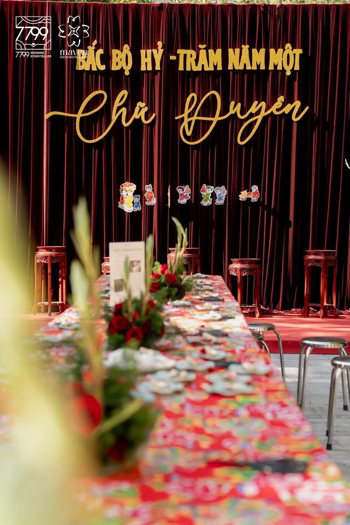 7799 Wedding Storyteller Hà Nội  Xem thêm các bài viết về địa hình trang trí khác TẠI ĐÂY!  Xem thêm chuyên mục Phân Tích Không Gian - Trang Trí Cưới Trên Mọi Địa Hình  Tham gia cộng đồng Cưới+  Giải Pháp Chuyên Gia - Hoạch định cưới thông minh Hỏi đáp Decor - Giải đáp thắc mắc cho tiệc cưới hoàn hảo hơn Smart Solution - Tối ưu cho việc chuẩn bị đám cưới Sketch to Score - Hành trình từ ý tưởng đến thực tế Find My Style - Tìm kiếm phong cách đám cưới phù hợp với bạn Space Refashion - Biến hoá không gian nhà cho lễ cưới Quy trình cưới chuẩn chỉ & Dự trù chi phí đám cưới các mức 200tr - 500tr - 1tỷ Các mẫu tráp ăn hỏi hiện đại & truyền thống