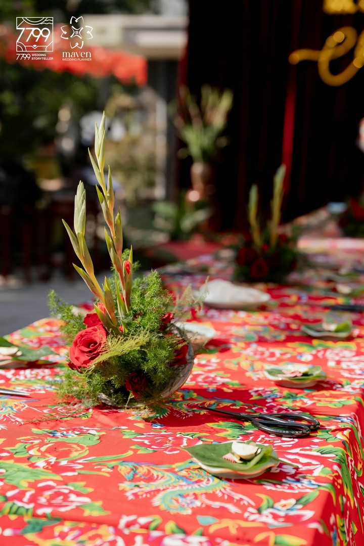 7799 Wedding Storyteller Hà Nội  Xem thêm các bài viết về địa hình trang trí khác TẠI ĐÂY!  Xem thêm chuyên mục Phân Tích Không Gian - Trang Trí Cưới Trên Mọi Địa Hình  Tham gia cộng đồng Cưới+  Giải Pháp Chuyên Gia - Hoạch định cưới thông minh Hỏi đáp Decor - Giải đáp thắc mắc cho tiệc cưới hoàn hảo hơn Smart Solution - Tối ưu cho việc chuẩn bị đám cưới Sketch to Score - Hành trình từ ý tưởng đến thực tế Find My Style - Tìm kiếm phong cách đám cưới phù hợp với bạn Space Refashion - Biến hoá không gian nhà cho lễ cưới Quy trình cưới chuẩn chỉ & Dự trù chi phí đám cưới các mức 200tr - 500tr - 1tỷ Các mẫu tráp ăn hỏi hiện đại & truyền thống