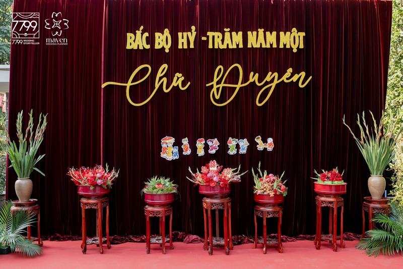 7799 Wedding Storyteller Hà Nội  Xem thêm các bài viết về địa hình trang trí khác TẠI ĐÂY!  Xem thêm chuyên mục Phân Tích Không Gian - Trang Trí Cưới Trên Mọi Địa Hình  Tham gia cộng đồng Cưới+  Giải Pháp Chuyên Gia - Hoạch định cưới thông minh Hỏi đáp Decor - Giải đáp thắc mắc cho tiệc cưới hoàn hảo hơn Smart Solution - Tối ưu cho việc chuẩn bị đám cưới Sketch to Score - Hành trình từ ý tưởng đến thực tế Find My Style - Tìm kiếm phong cách đám cưới phù hợp với bạn Space Refashion - Biến hoá không gian nhà cho lễ cưới Quy trình cưới chuẩn chỉ & Dự trù chi phí đám cưới các mức 200tr - 500tr - 1tỷ Các mẫu tráp ăn hỏi hiện đại & truyền thống