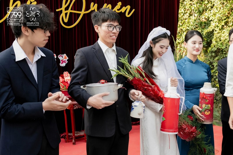 7799 Wedding Storyteller Hà Nội  Xem thêm các bài viết về địa hình trang trí khác TẠI ĐÂY!  Xem thêm chuyên mục Phân Tích Không Gian - Trang Trí Cưới Trên Mọi Địa Hình  Tham gia cộng đồng Cưới+  Giải Pháp Chuyên Gia - Hoạch định cưới thông minh Hỏi đáp Decor - Giải đáp thắc mắc cho tiệc cưới hoàn hảo hơn Smart Solution - Tối ưu cho việc chuẩn bị đám cưới Sketch to Score - Hành trình từ ý tưởng đến thực tế Find My Style - Tìm kiếm phong cách đám cưới phù hợp với bạn Space Refashion - Biến hoá không gian nhà cho lễ cưới Quy trình cưới chuẩn chỉ & Dự trù chi phí đám cưới các mức 200tr - 500tr - 1tỷ Các mẫu tráp ăn hỏi hiện đại & truyền thống
