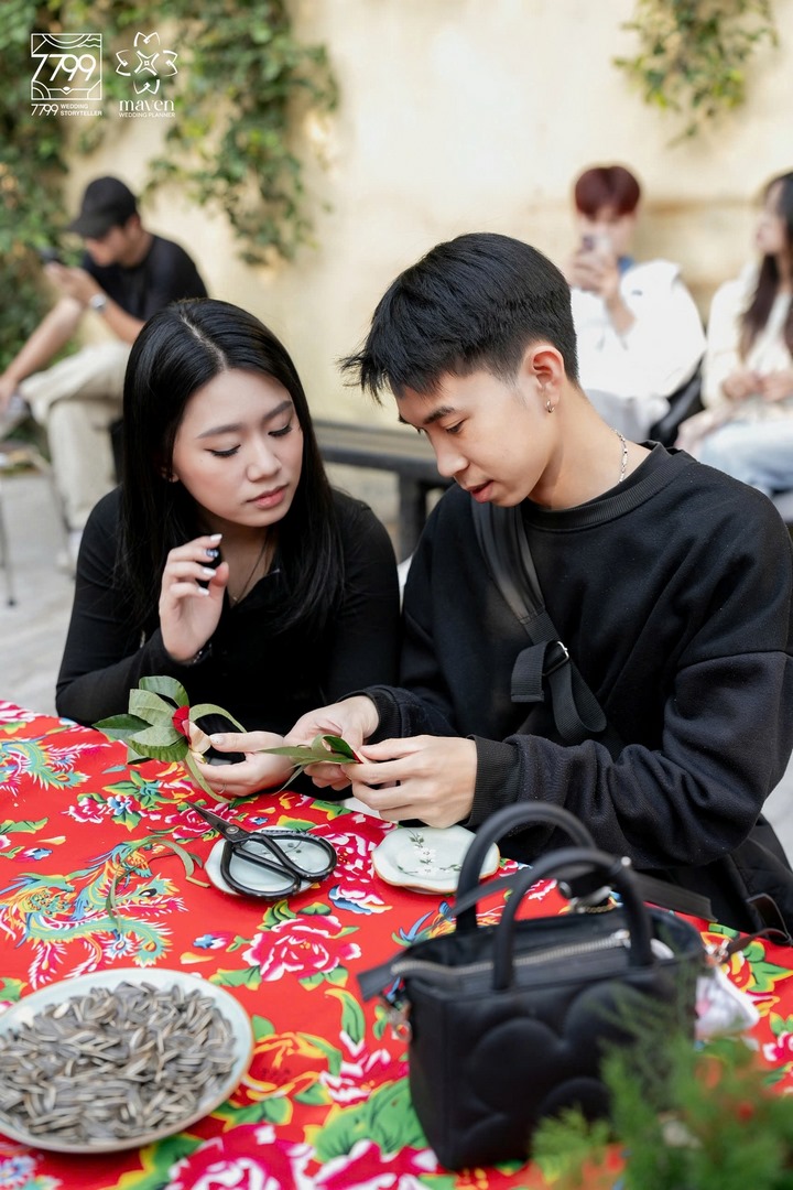 7799 Wedding Storyteller Hà Nội  Xem thêm các bài viết về địa hình trang trí khác TẠI ĐÂY!  Xem thêm chuyên mục Phân Tích Không Gian - Trang Trí Cưới Trên Mọi Địa Hình  Tham gia cộng đồng Cưới+  Giải Pháp Chuyên Gia - Hoạch định cưới thông minh Hỏi đáp Decor - Giải đáp thắc mắc cho tiệc cưới hoàn hảo hơn Smart Solution - Tối ưu cho việc chuẩn bị đám cưới Sketch to Score - Hành trình từ ý tưởng đến thực tế Find My Style - Tìm kiếm phong cách đám cưới phù hợp với bạn Space Refashion - Biến hoá không gian nhà cho lễ cưới Quy trình cưới chuẩn chỉ & Dự trù chi phí đám cưới các mức 200tr - 500tr - 1tỷ Các mẫu tráp ăn hỏi hiện đại & truyền thống7799 Wedding Storyteller Hà Nội  Xem thêm các bài viết về địa hình trang trí khác TẠI ĐÂY!  Xem thêm chuyên mục Phân Tích Không Gian - Trang Trí Cưới Trên Mọi Địa Hình  Tham gia cộng đồng Cưới+  Giải Pháp Chuyên Gia - Hoạch định cưới thông minh Hỏi đáp Decor - Giải đáp thắc mắc cho tiệc cưới hoàn hảo hơn Smart Solution - Tối ưu cho việc chuẩn bị đám cưới Sketch to Score - Hành trình từ ý tưởng đến thực tế Find My Style - Tìm kiếm phong cách đám cưới phù hợp với bạn Space Refashion - Biến hoá không gian nhà cho lễ cưới Quy trình cưới chuẩn chỉ & Dự trù chi phí đám cưới các mức 200tr - 500tr - 1tỷ Các mẫu tráp ăn hỏi hiện đại & truyền thống