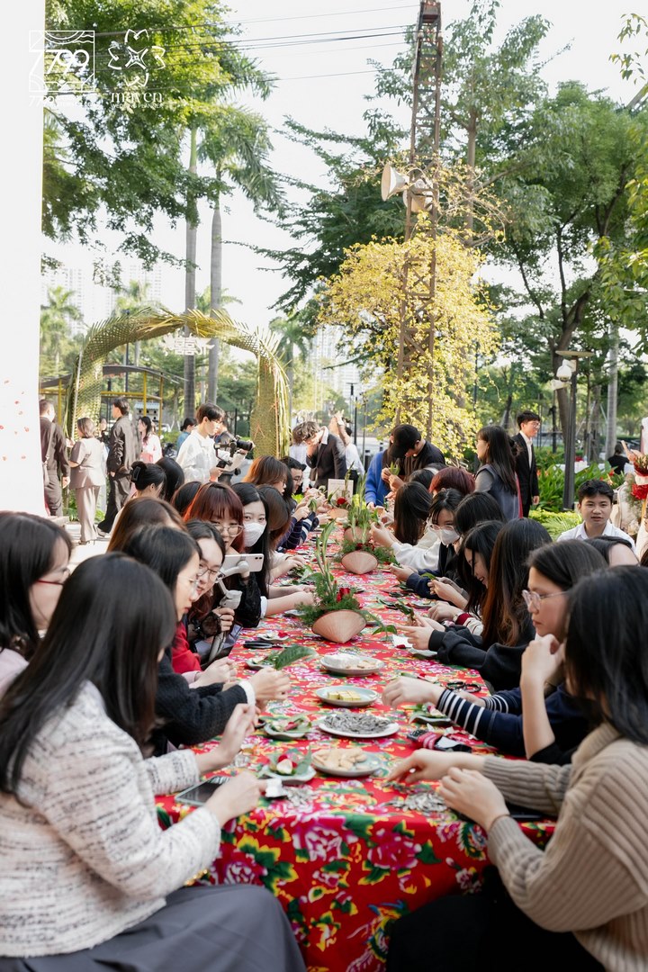 7799 Wedding Storyteller Hà Nội  Xem thêm các bài viết về địa hình trang trí khác TẠI ĐÂY!  Xem thêm chuyên mục Phân Tích Không Gian - Trang Trí Cưới Trên Mọi Địa Hình  Tham gia cộng đồng Cưới+  Giải Pháp Chuyên Gia - Hoạch định cưới thông minh Hỏi đáp Decor - Giải đáp thắc mắc cho tiệc cưới hoàn hảo hơn Smart Solution - Tối ưu cho việc chuẩn bị đám cưới Sketch to Score - Hành trình từ ý tưởng đến thực tế Find My Style - Tìm kiếm phong cách đám cưới phù hợp với bạn Space Refashion - Biến hoá không gian nhà cho lễ cưới Quy trình cưới chuẩn chỉ & Dự trù chi phí đám cưới các mức 200tr - 500tr - 1tỷ Các mẫu tráp ăn hỏi hiện đại & truyền thống