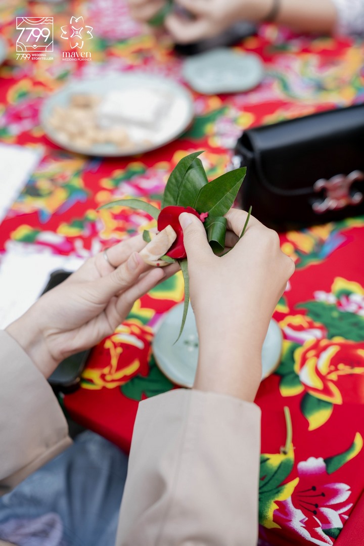 7799 Wedding Storyteller Hà Nội  Xem thêm các bài viết về địa hình trang trí khác TẠI ĐÂY!  Xem thêm chuyên mục Phân Tích Không Gian - Trang Trí Cưới Trên Mọi Địa Hình  Tham gia cộng đồng Cưới+  Giải Pháp Chuyên Gia - Hoạch định cưới thông minh Hỏi đáp Decor - Giải đáp thắc mắc cho tiệc cưới hoàn hảo hơn Smart Solution - Tối ưu cho việc chuẩn bị đám cưới Sketch to Score - Hành trình từ ý tưởng đến thực tế Find My Style - Tìm kiếm phong cách đám cưới phù hợp với bạn Space Refashion - Biến hoá không gian nhà cho lễ cưới Quy trình cưới chuẩn chỉ & Dự trù chi phí đám cưới các mức 200tr - 500tr - 1tỷ Các mẫu tráp ăn hỏi hiện đại & truyền thống