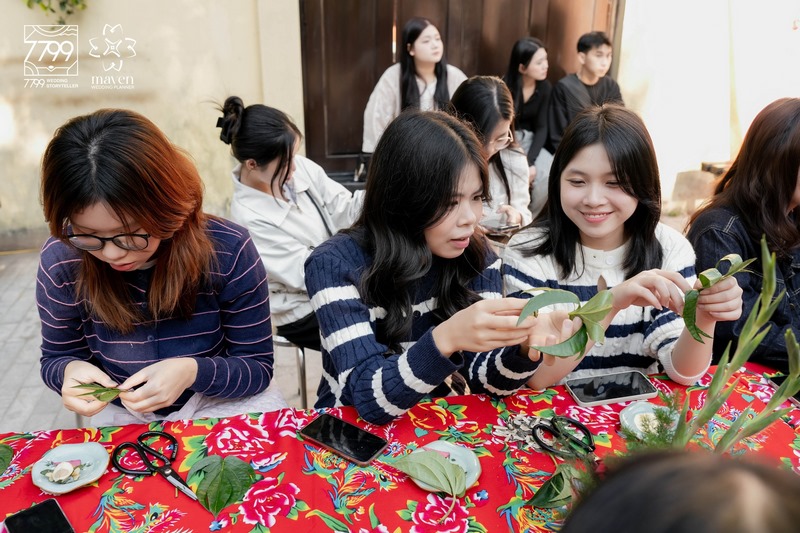 7799 Wedding Storyteller Hà Nội  Xem thêm các bài viết về địa hình trang trí khác TẠI ĐÂY!  Xem thêm chuyên mục Phân Tích Không Gian - Trang Trí Cưới Trên Mọi Địa Hình  Tham gia cộng đồng Cưới+  Giải Pháp Chuyên Gia - Hoạch định cưới thông minh Hỏi đáp Decor - Giải đáp thắc mắc cho tiệc cưới hoàn hảo hơn Smart Solution - Tối ưu cho việc chuẩn bị đám cưới Sketch to Score - Hành trình từ ý tưởng đến thực tế Find My Style - Tìm kiếm phong cách đám cưới phù hợp với bạn Space Refashion - Biến hoá không gian nhà cho lễ cưới Quy trình cưới chuẩn chỉ & Dự trù chi phí đám cưới các mức 200tr - 500tr - 1tỷ Các mẫu tráp ăn hỏi hiện đại & truyền thống