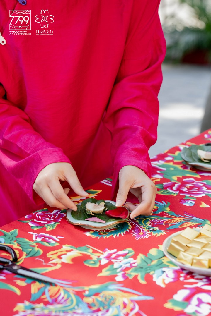 7799 Wedding Storyteller Hà Nội  Xem thêm các bài viết về địa hình trang trí khác TẠI ĐÂY!  Xem thêm chuyên mục Phân Tích Không Gian - Trang Trí Cưới Trên Mọi Địa Hình  Tham gia cộng đồng Cưới+  Giải Pháp Chuyên Gia - Hoạch định cưới thông minh Hỏi đáp Decor - Giải đáp thắc mắc cho tiệc cưới hoàn hảo hơn Smart Solution - Tối ưu cho việc chuẩn bị đám cưới Sketch to Score - Hành trình từ ý tưởng đến thực tế Find My Style - Tìm kiếm phong cách đám cưới phù hợp với bạn Space Refashion - Biến hoá không gian nhà cho lễ cưới Quy trình cưới chuẩn chỉ & Dự trù chi phí đám cưới các mức 200tr - 500tr - 1tỷ Các mẫu tráp ăn hỏi hiện đại & truyền thống