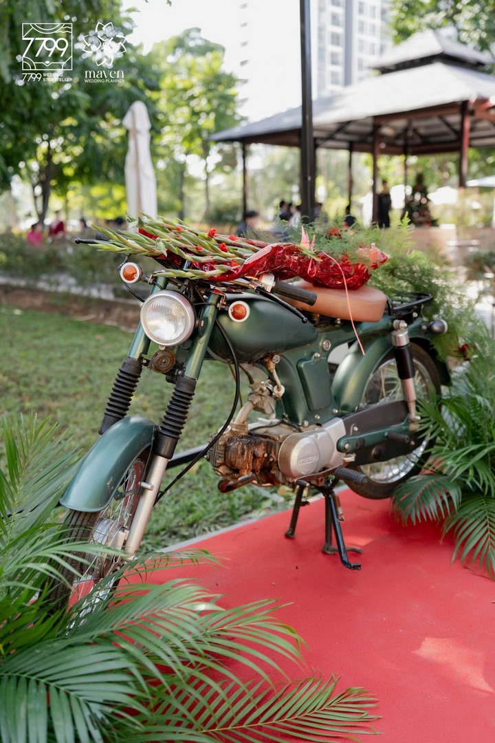 7799 Wedding Storyteller Hà Nội  Xem thêm các bài viết về địa hình trang trí khác TẠI ĐÂY!  Xem thêm chuyên mục Phân Tích Không Gian - Trang Trí Cưới Trên Mọi Địa Hình  Tham gia cộng đồng Cưới+  Giải Pháp Chuyên Gia - Hoạch định cưới thông minh Hỏi đáp Decor - Giải đáp thắc mắc cho tiệc cưới hoàn hảo hơn Smart Solution - Tối ưu cho việc chuẩn bị đám cưới Sketch to Score - Hành trình từ ý tưởng đến thực tế Find My Style - Tìm kiếm phong cách đám cưới phù hợp với bạn Space Refashion - Biến hoá không gian nhà cho lễ cưới Quy trình cưới chuẩn chỉ & Dự trù chi phí đám cưới các mức 200tr - 500tr - 1tỷ Các mẫu tráp ăn hỏi hiện đại & truyền thống