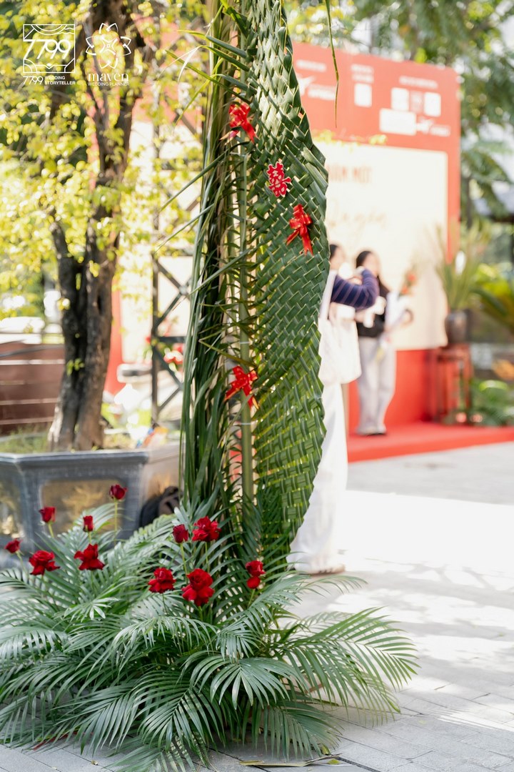 7799 Wedding Storyteller Hà Nội  Xem thêm các bài viết về địa hình trang trí khác TẠI ĐÂY!  Xem thêm chuyên mục Phân Tích Không Gian - Trang Trí Cưới Trên Mọi Địa Hình  Tham gia cộng đồng Cưới+  Giải Pháp Chuyên Gia - Hoạch định cưới thông minh Hỏi đáp Decor - Giải đáp thắc mắc cho tiệc cưới hoàn hảo hơn Smart Solution - Tối ưu cho việc chuẩn bị đám cưới Sketch to Score - Hành trình từ ý tưởng đến thực tế Find My Style - Tìm kiếm phong cách đám cưới phù hợp với bạn Space Refashion - Biến hoá không gian nhà cho lễ cưới Quy trình cưới chuẩn chỉ & Dự trù chi phí đám cưới các mức 200tr - 500tr - 1tỷ Các mẫu tráp ăn hỏi hiện đại & truyền thống