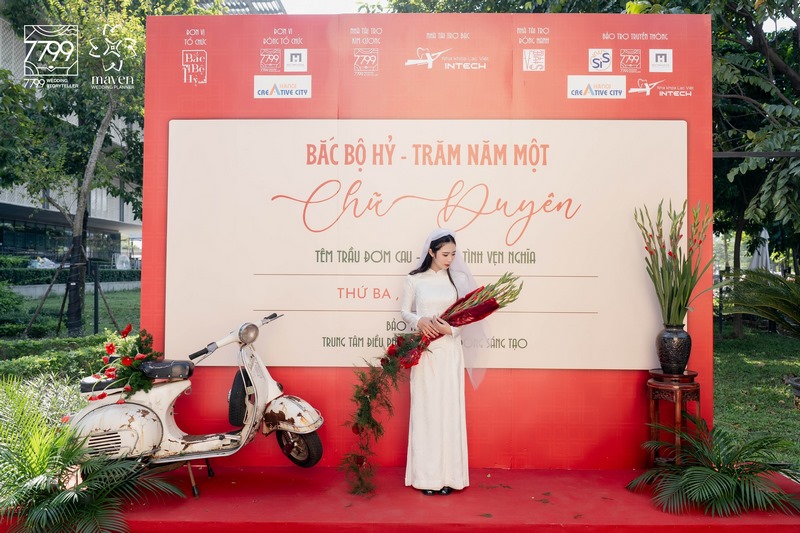 7799 Wedding Storyteller Hà Nội  Xem thêm các bài viết về địa hình trang trí khác TẠI ĐÂY!  Xem thêm chuyên mục Phân Tích Không Gian - Trang Trí Cưới Trên Mọi Địa Hình  Tham gia cộng đồng Cưới+  Giải Pháp Chuyên Gia - Hoạch định cưới thông minh Hỏi đáp Decor - Giải đáp thắc mắc cho tiệc cưới hoàn hảo hơn Smart Solution - Tối ưu cho việc chuẩn bị đám cưới Sketch to Score - Hành trình từ ý tưởng đến thực tế Find My Style - Tìm kiếm phong cách đám cưới phù hợp với bạn Space Refashion - Biến hoá không gian nhà cho lễ cưới Quy trình cưới chuẩn chỉ & Dự trù chi phí đám cưới các mức 200tr - 500tr - 1tỷ Các mẫu tráp ăn hỏi hiện đại & truyền thống