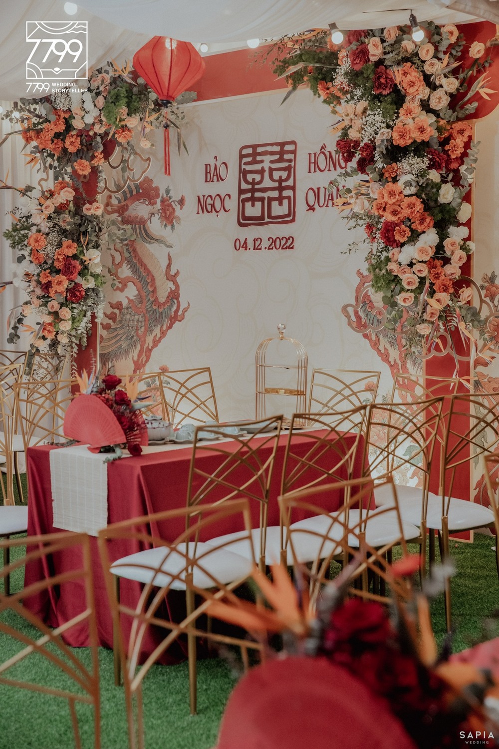 Backdrop cưới phù hợp với áo dài đỏ - Trang trí đám cưới tư gia