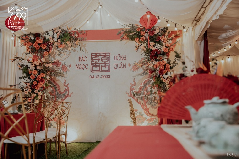 Phông cưới phù hợp với áo dài đỏ - Trang trí đám cưới tư gia