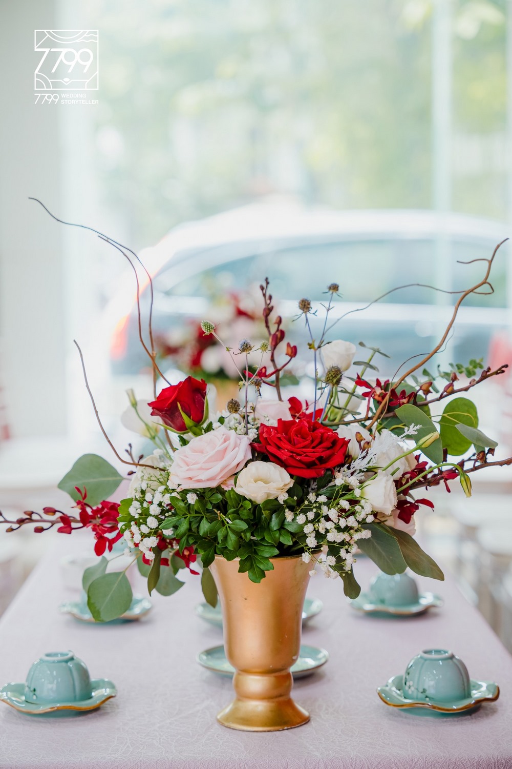 Hoa để bàn Đám cưới 2021 màu đỏ truyền thống kết hợp với hiện đại