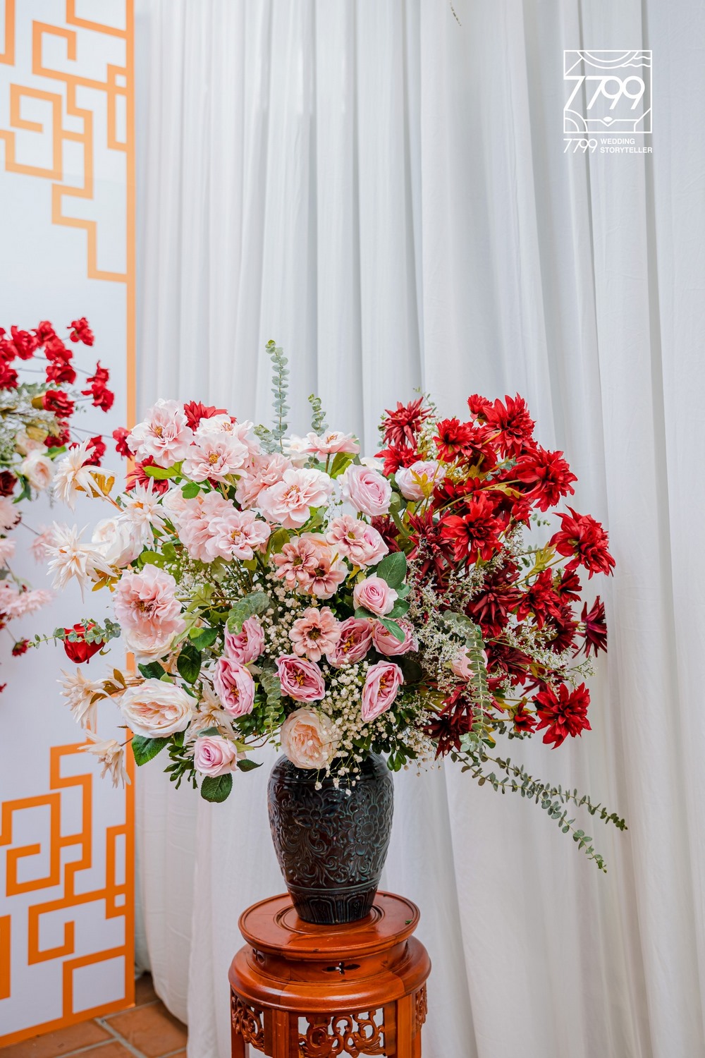 Hoa để bàn đám cưới 2021 màu đỏ truyền thống kết hợp với hiện đại