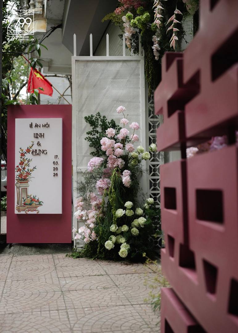 Trang trí cổng cưới che hàng rào thép gai