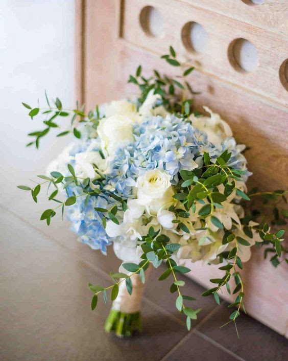 Hoa cưới cầm tay cô dâu cẩm tú cầu