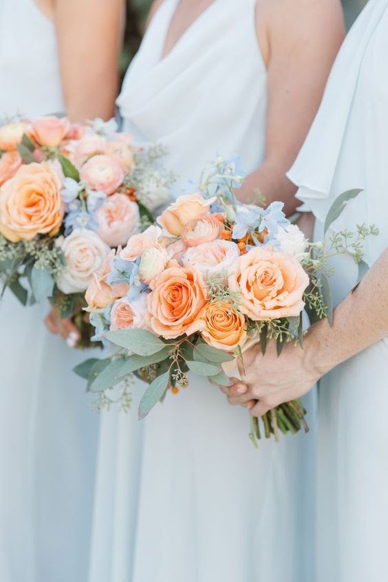 Hoa cưới cầm tay cô dâu hoa hồng