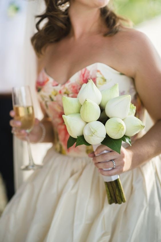 Hoa cưới cầm tay cô dâu hoa sen