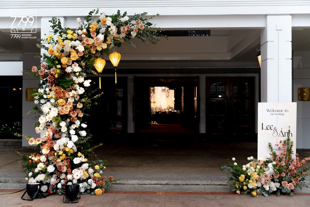 Cổng hoa cưới - Sheraton Hanoi Hotel với tone cam vàng