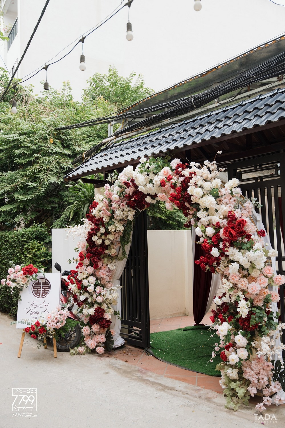 Cổng hoa cưới đẹp tone đỏ Hà Nội