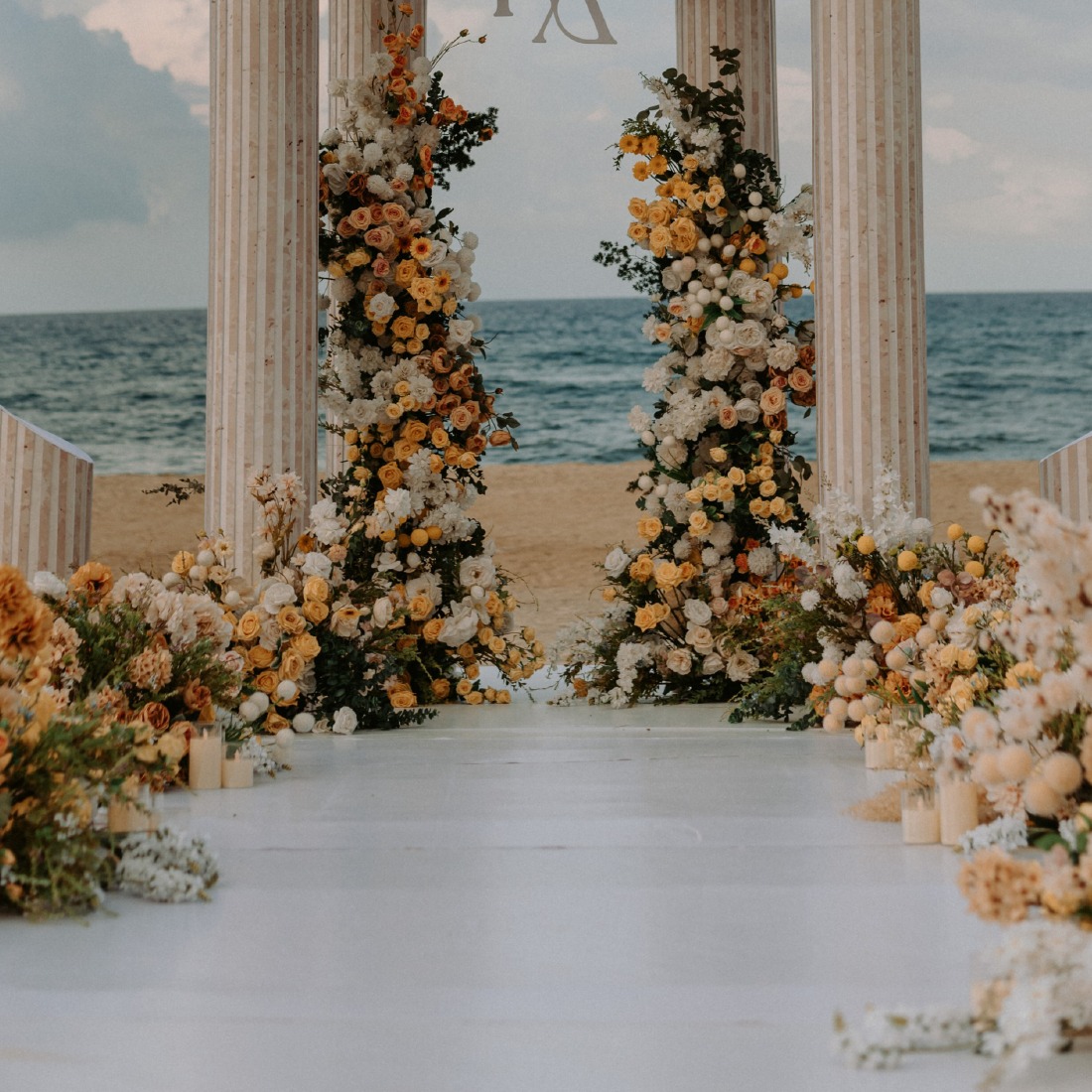 Cổng hoa cưới - Tiệc cưới ngoài trời bãi biển Sandy Beach Non Nuoc Resort 
