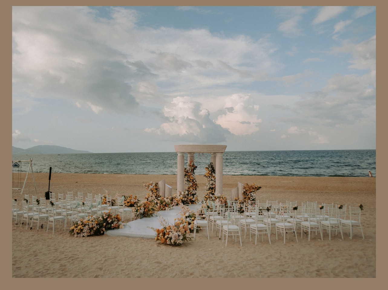 Trang trí tiệc cưới ngoài trời bãi biển Sandy Beach Non Nuoc Resort 