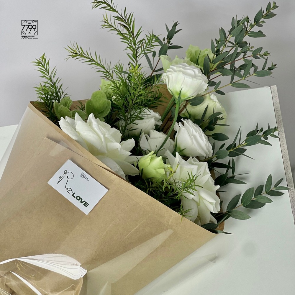 Florist bó hoa tặng khách tại Trạm hoa ReLove