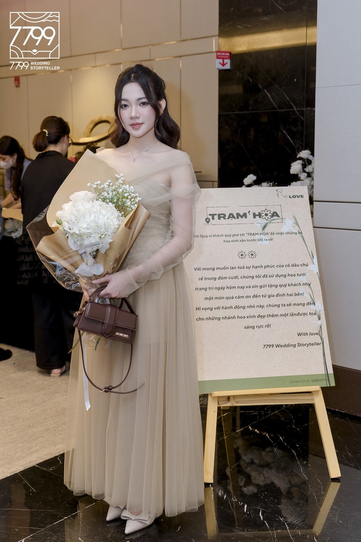 Khách mời tự chọn hoa tại trạm 7799 ReLove