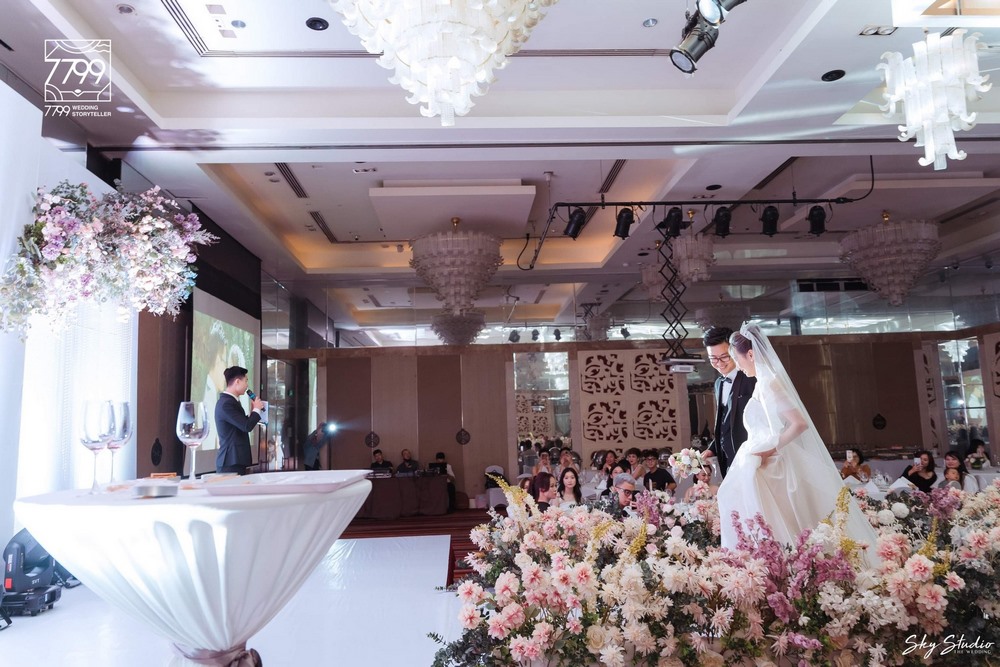 Trang trí tiệc cưới tại khách sạn Intercontinental Hanoi Westlake với hoa lụa thiết kế