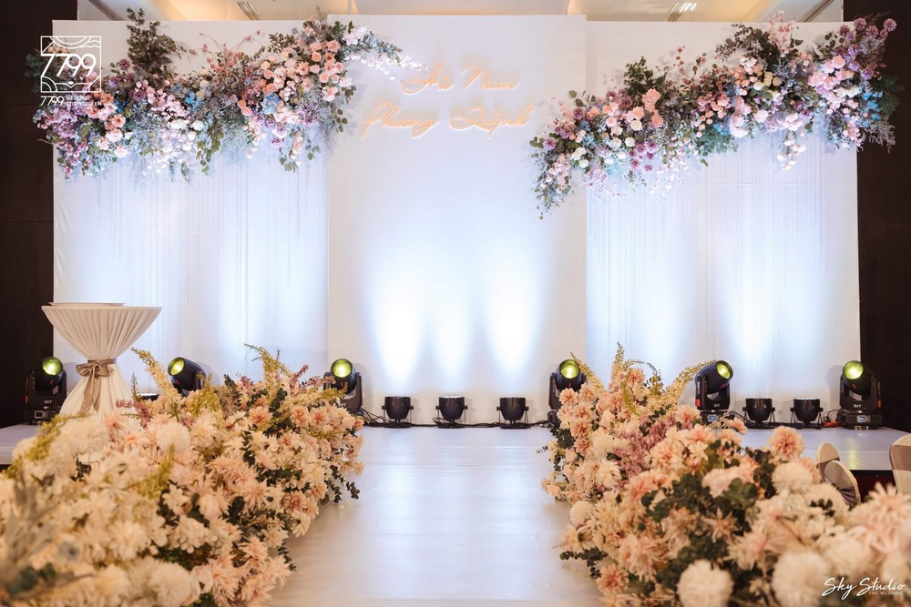 Trang trí tiệc cưới tại khách sạn Intercontinental Hanoi Westlake với hoa lụa thiết kế