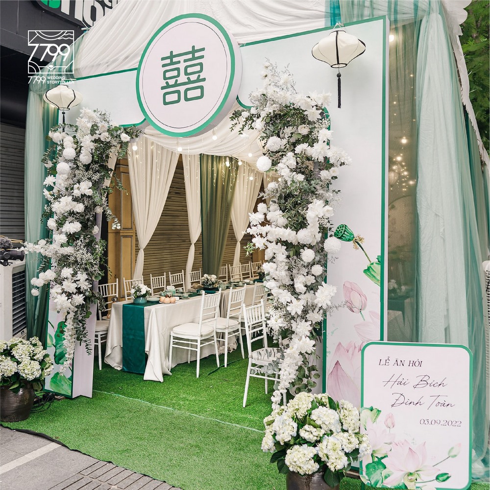 Cổng hoa cưới tone màu trắng xanh