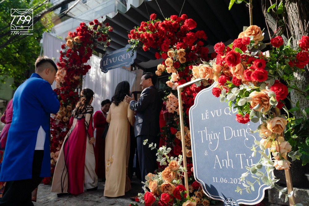 Cổng hoa cưới - Ý tưởng Decor gia tiên tone xanh lam & đỏ