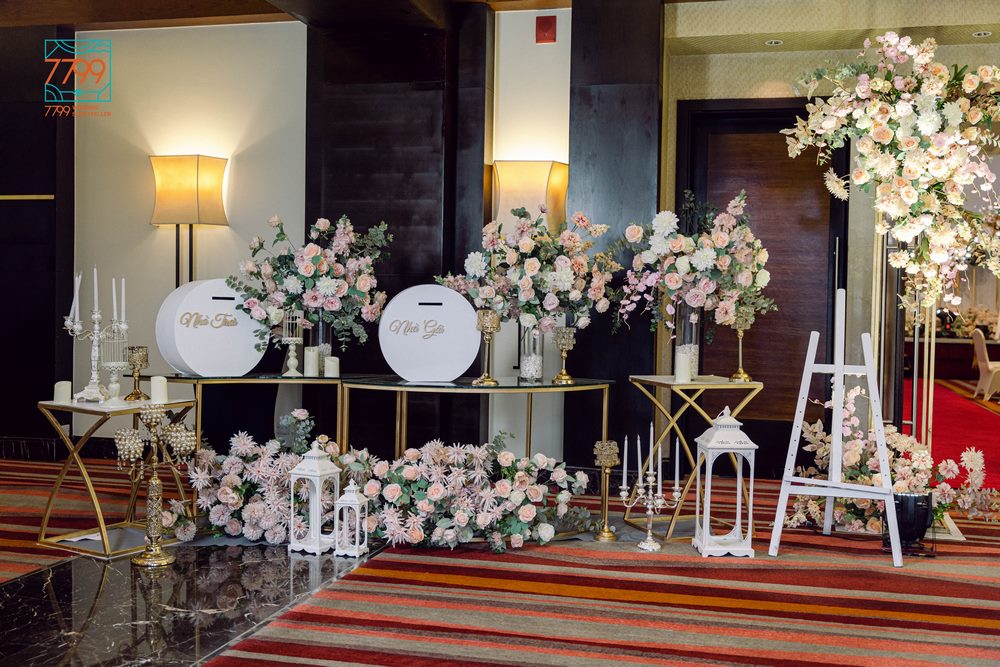 Trang trí tiệc cưới InterContinental Hà Nội với hoa lụa thiết kế