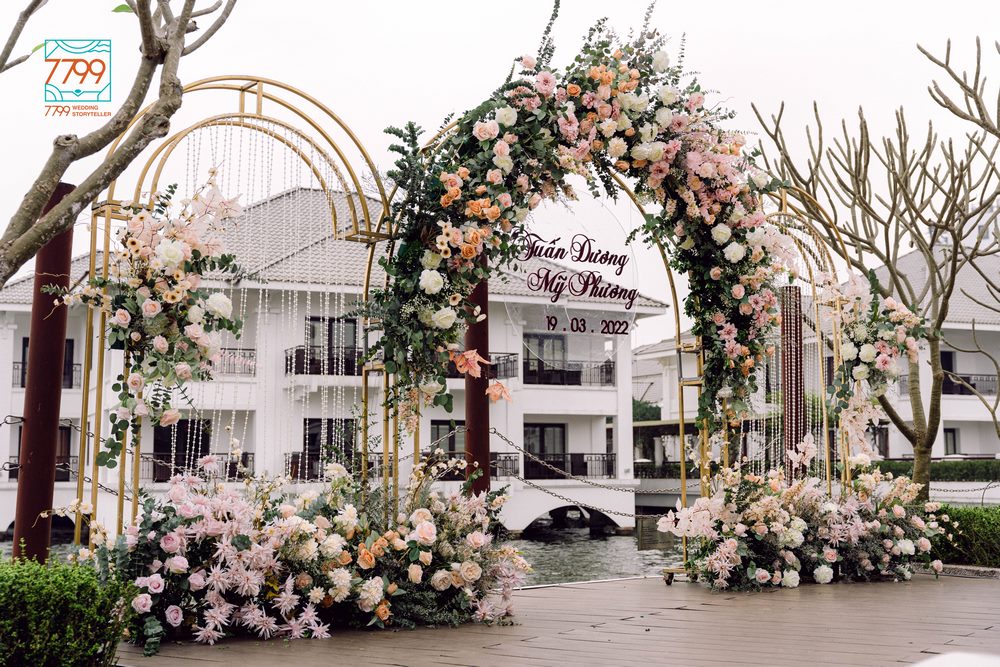 Trang trí tiệc cưới InterContinental Hà Nội với hoa lụa thiết kế