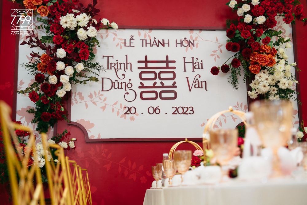 Backdrop cưới màu đỏ - Wedding decor gia tiên Thư Họa Hoa Minh