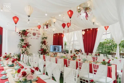 Trang trí rạp cưới tone đỏ & trắng với chất liệu voan lụa nhẹ nhàng