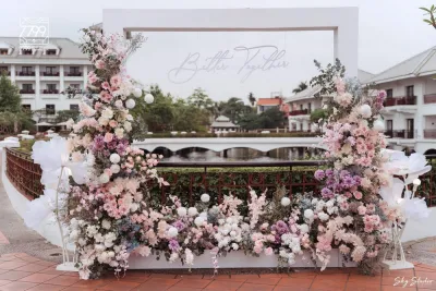 Khung Ảnh 2m8 - Trang trí tiệc cưới tại khách sạn Intercontinental Hanoi Westlake với hoa lụa thiết kế